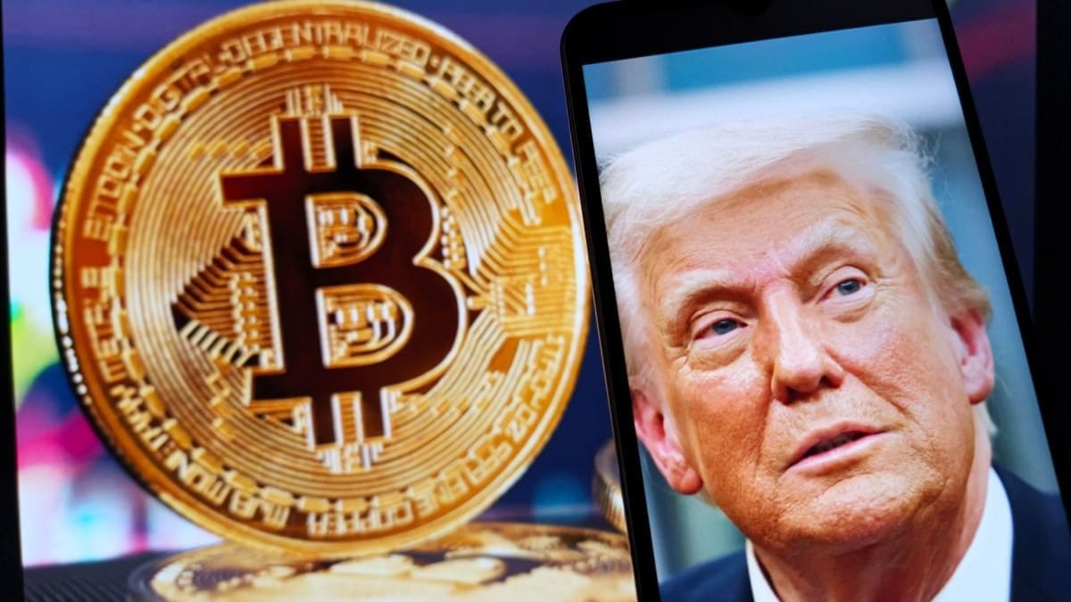 De Amerikaanse President Donald Trump Met Een Bitcoin Munt E1760021057687.jpg