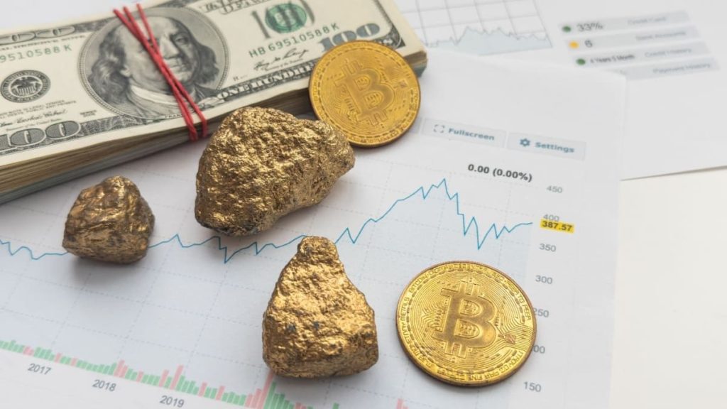 Een Afbeelding Van Bitcoin En Goud Met Dollars En Een Grafiek E1759853485487.jpg