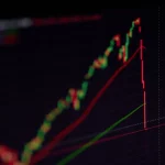 Een Afbeelding Van Een Flash Crash Van Een Aandeel Of Crypto Koers Met Een Harde Rode Lijn Direct Na.webp