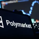 Een Afbeelding Van Het Logo Van Polymarket Met Op De Achtergrond Een Grafiek.jpg