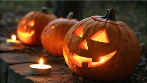 Een Afbeelding Van Verlichte Pompoenen Waar Enge Gezichten In Gesneden Zijn Voor Halloween.jpg