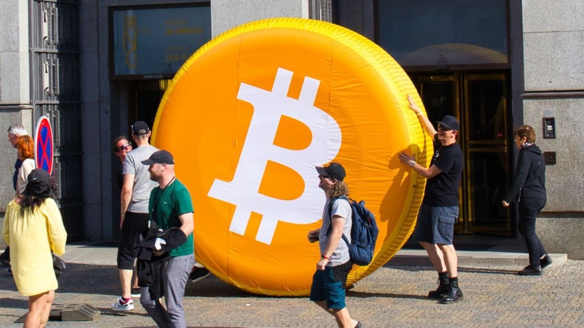 Bitcoin Logo Gedragen Door Mensen Op Straat E1759332668729.jpg
