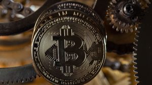 Een Afbeelding Van Een Bitcoin BTC Munt Bij Een Aantal Gouden Tandwielen.jpg