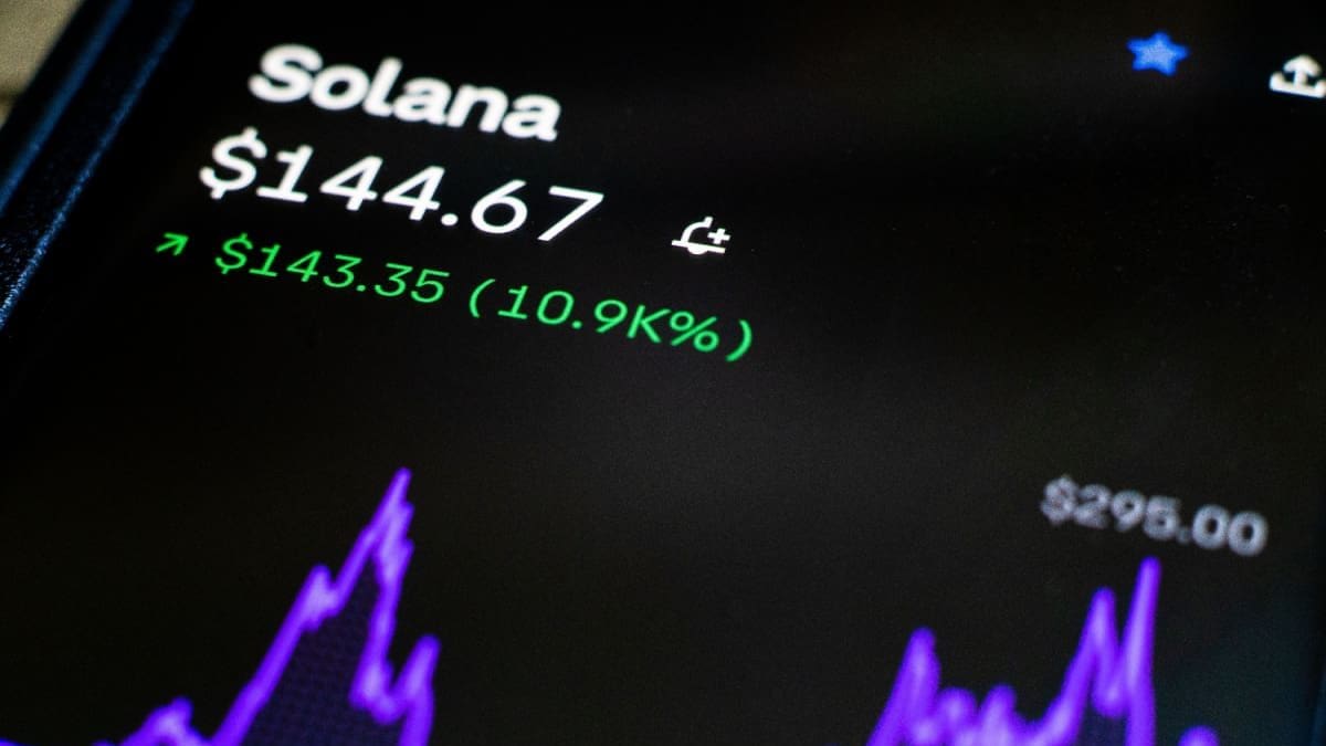 Een Afbeelding Van Een Pagina Van Solana SOL Op Een Cryptobeurs Met Daarbij Een Hard Gestegen Koers.jpeg
