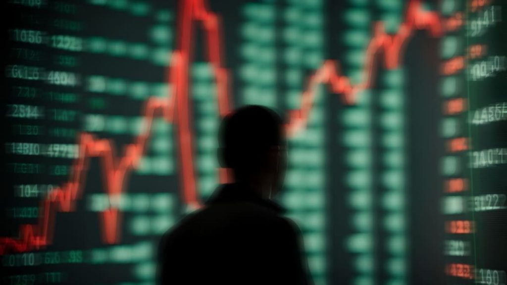 Een Afbeelding Van Een Scherm Met Stijgende Koersen Van Crypto Of Aandelen Voor Het Silhouet Van Een.jpeg