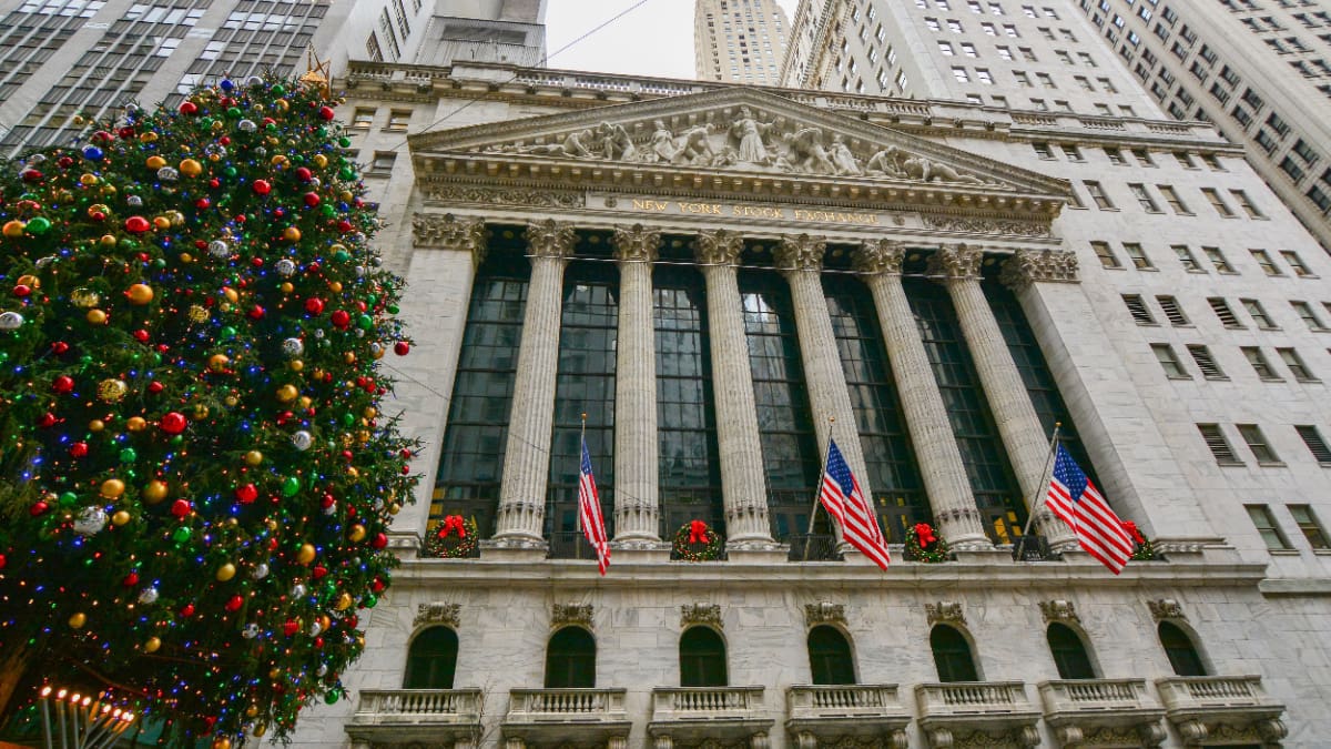Een Afbeelding Van Een Kerstboom Naast De New York Stock Exchange.jpg