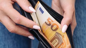 Een Afbeelding Van Een Persoon Die Een Portemonnee Opendoet Om Daar Euro Bankbiljetten Uit Te Halen.jpeg