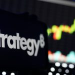 Een Afbeelding Van Het Bitcoin Bedrijf Strategy Van Oprichter Michael Saylor Met Op De Achtergrond E.jpeg